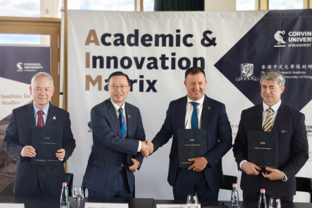 中大深研院院長任揚教授（左一）和布達佩斯考文紐斯大學人工智能變換研究中心總監兼學研科創矩陣匈方負責人Peter Baranyi教授（右一）簽署協議。中大副校長（校友關係及拓展）陳德章教授（左二）及布達佩斯考文紐斯大學校長Bruno van Pottelsberghe教授（右二）見證簽署協議。
