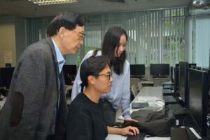 張元亭教授（左一）