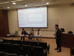 第三場討論由香港中文大學張錦少教授（右一）主持