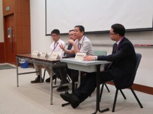 第二場討論由北京大學程蘇東教授（右一）主持