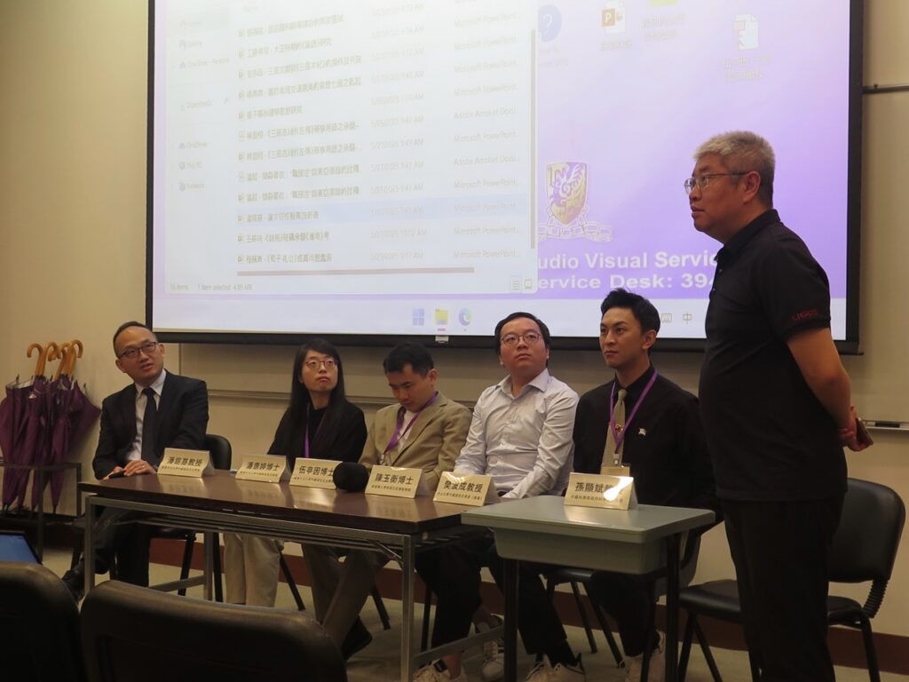 第六場討論由中國科學院孫顯斌教授（右一）主持