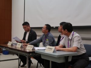 第四場討論由香港中文大學沈培教授（右一）主持