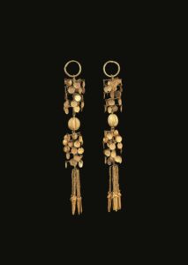 Gold Pendant Earrings<br />
3rd – 6th Centuries, Xianbei<br />
Chengxuntang Collection