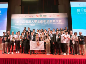 中大副校長（研究）岑美霞教授（前排左八）、研究及知識轉移服務處處長徐仲鍈教授（前排左七）及一眾中大得獎者。
